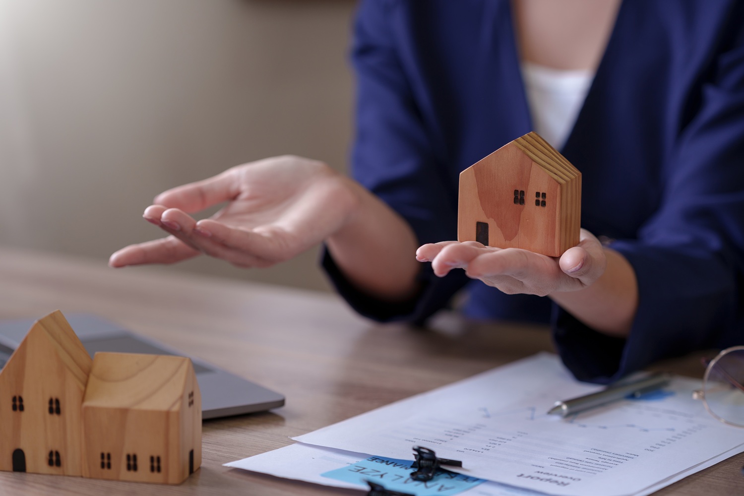 Female Real Estate Agent Offers Home Equity Loans To Clients Wit - FV Almeida Prestação de Serviços Contábeis